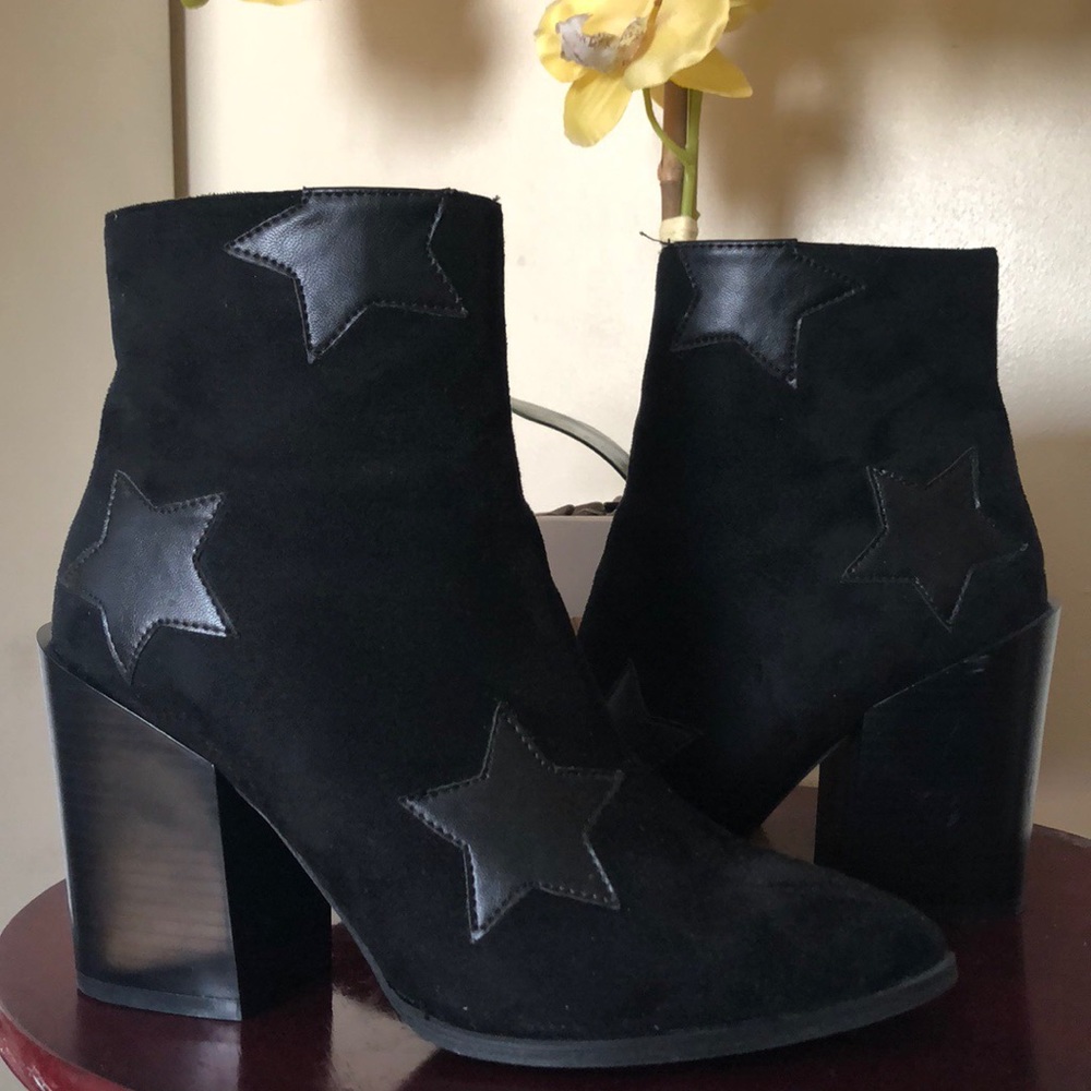 Suedette + Star Ankle Boots / Booties Nasty Gal